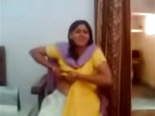 Indian aunty showing the brush fat boobs - Allvideosx.com